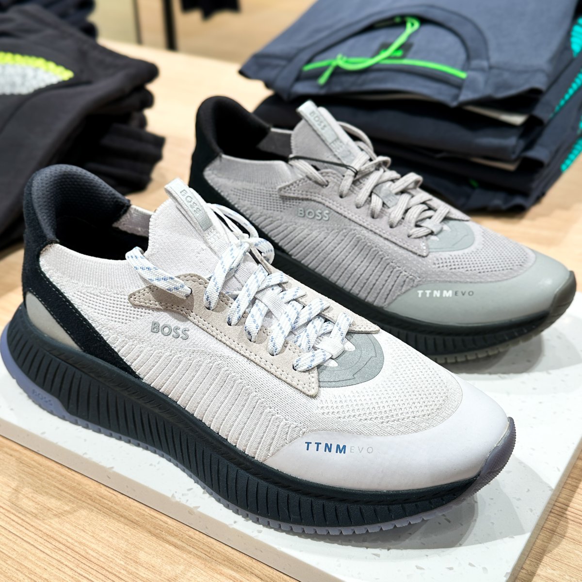 Visita Hugo Boss si buscas lo mejor en moda masculina. Moda que define tu estilo.

¡Encuentra todo lo que buscas en #PremiumOutletsPuntaNorte!