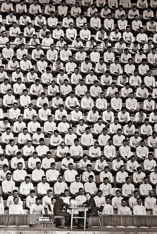 Anatoly Karpov jugando una partida de ajedrez de exhibición, 1978