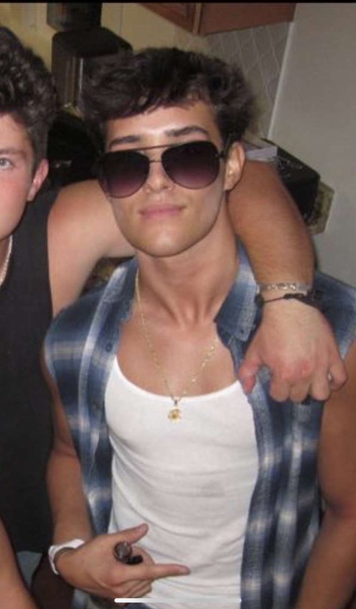 Baginpocket's tweet image. Men used to go to war, Now they wear make up to frat mixers #Bv #pike