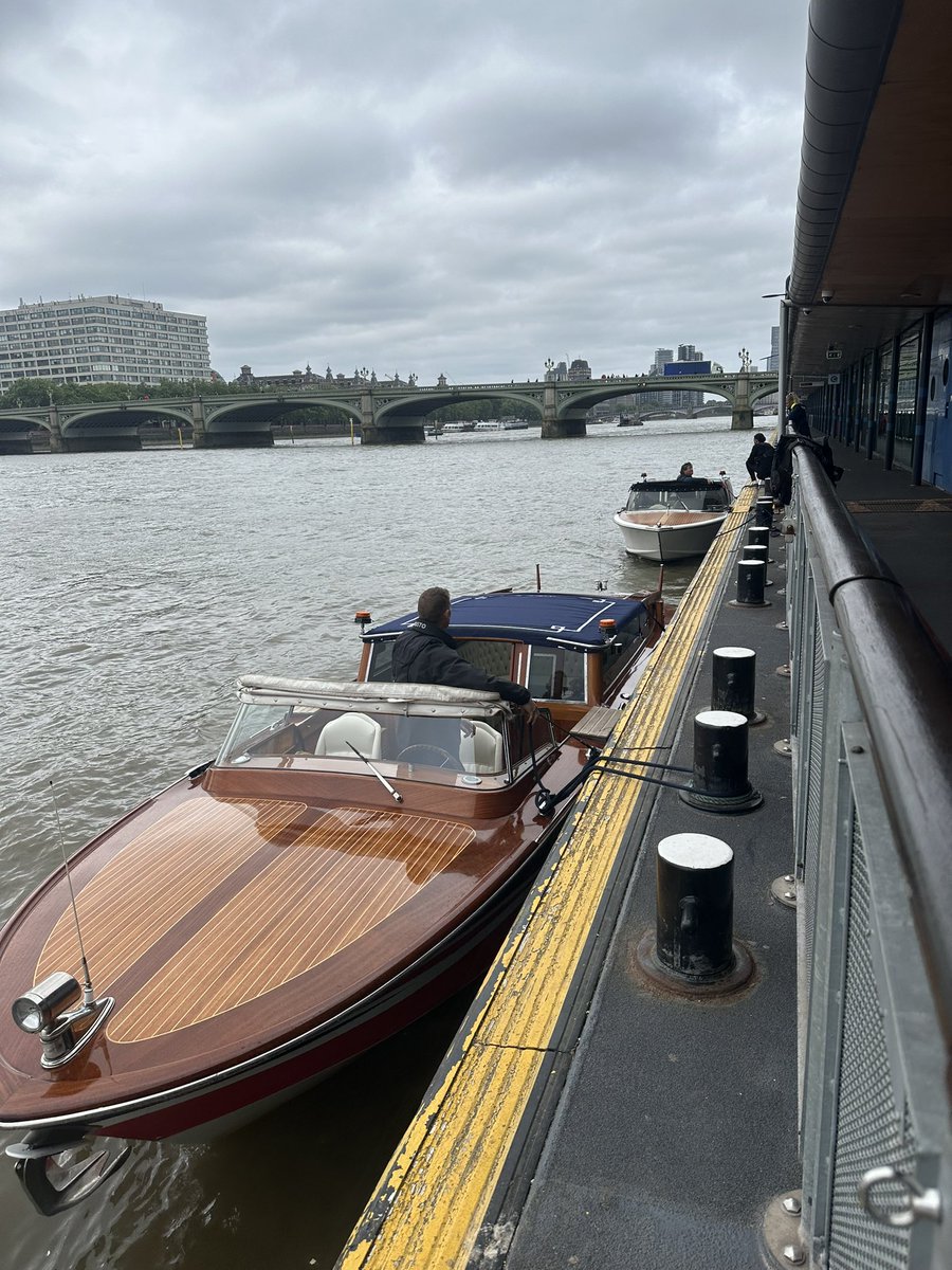 Thames Limo tweet media