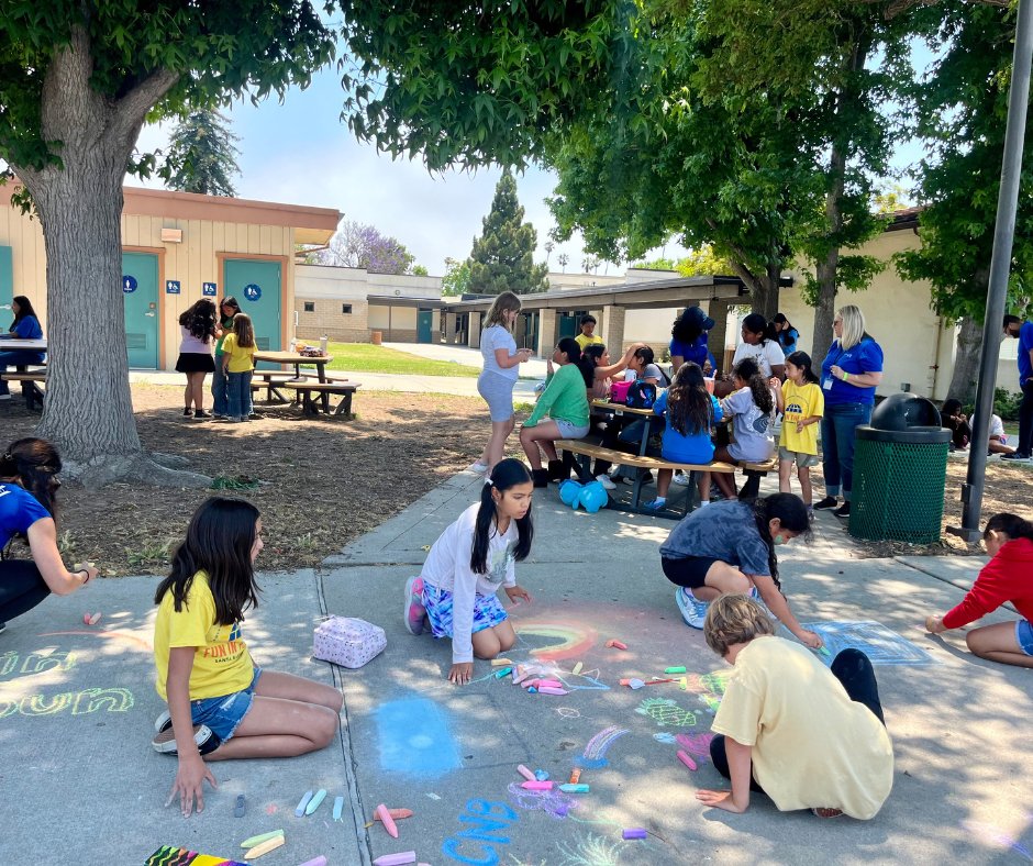 UnitedWaySB's tweet photo. Thank you to the @CityNationalBank team for joining us at Lunch Bunch! 

We are thankful for the dedicated network of community partners who engage in programs like Fun in the Sun.
#SummerLearning #SantaBarbara #FunintheSun https://t.co/D3BV3jEQrI