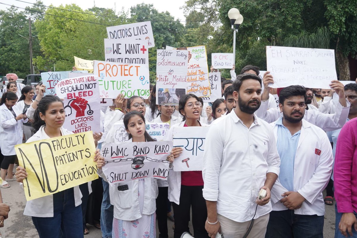 drishti_aneja's tweet photo. Sir please listen to us 
It is humble appeal to u sir please look into our matter 
#wedemandeducation 
#educationisourbasicright 
#saveourfuture 
@BhagwantMann @harjotbains @AamAadmiParty @SanjayAzadSln https://t.co/9hav2ZIWea