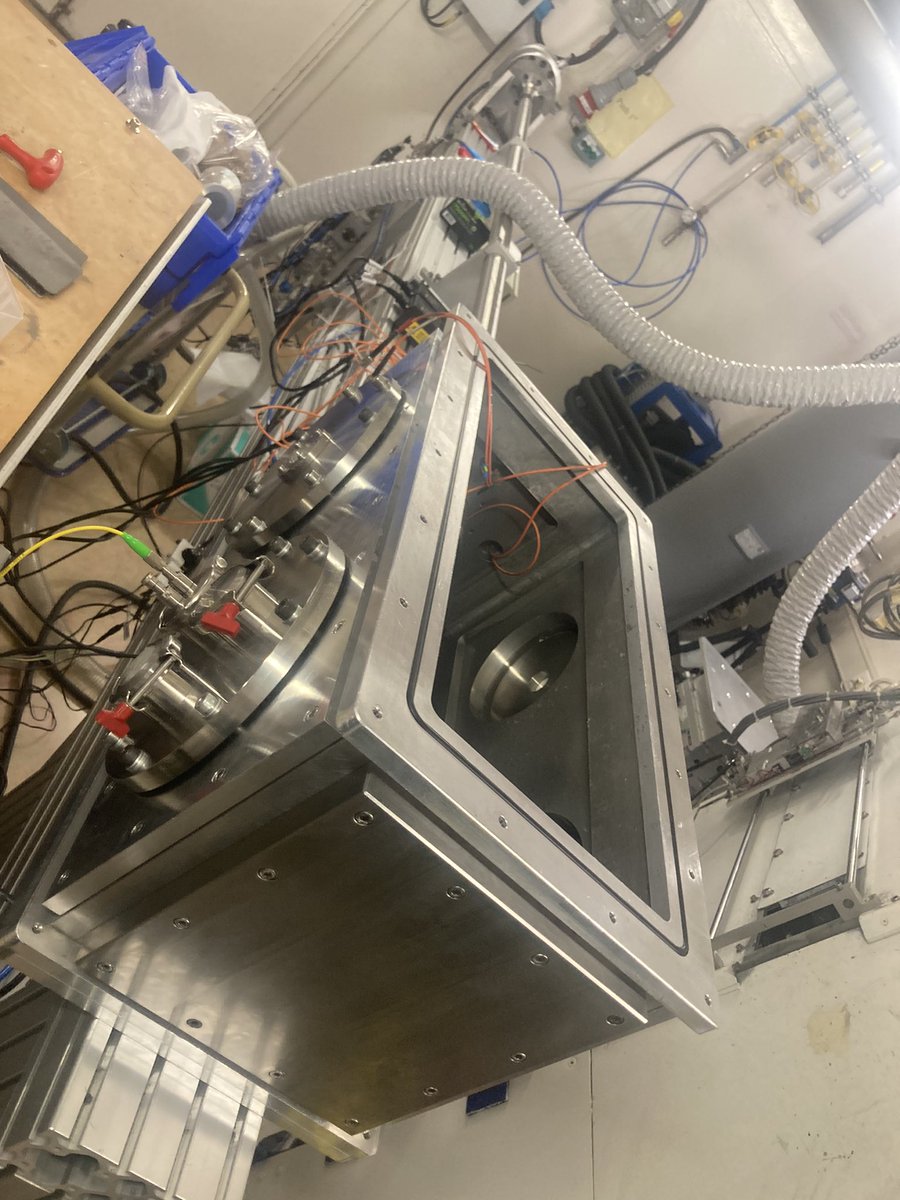 SoM_esrf's tweet image. Impressions from the 16b timing modes @esrfsynchrotron : #shock experiments using gas launcher and Mhz radioscopy. #synchrotron #xray #weekenduser #EBSscience