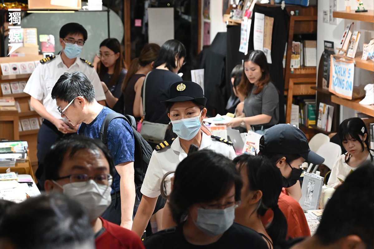 hkdc_us's tweet photo. Food &amp; Environmental Hygiene Dept officers inspect Hunter Bookstore during a book-signing by Allan Au (previously arrested by national security police for sedition). The HK gov't has a record of harassing independent bookstores with frequent inspections.
https://t.co/9aSVvQQlGV https://t.co/W8VqHE5jDH