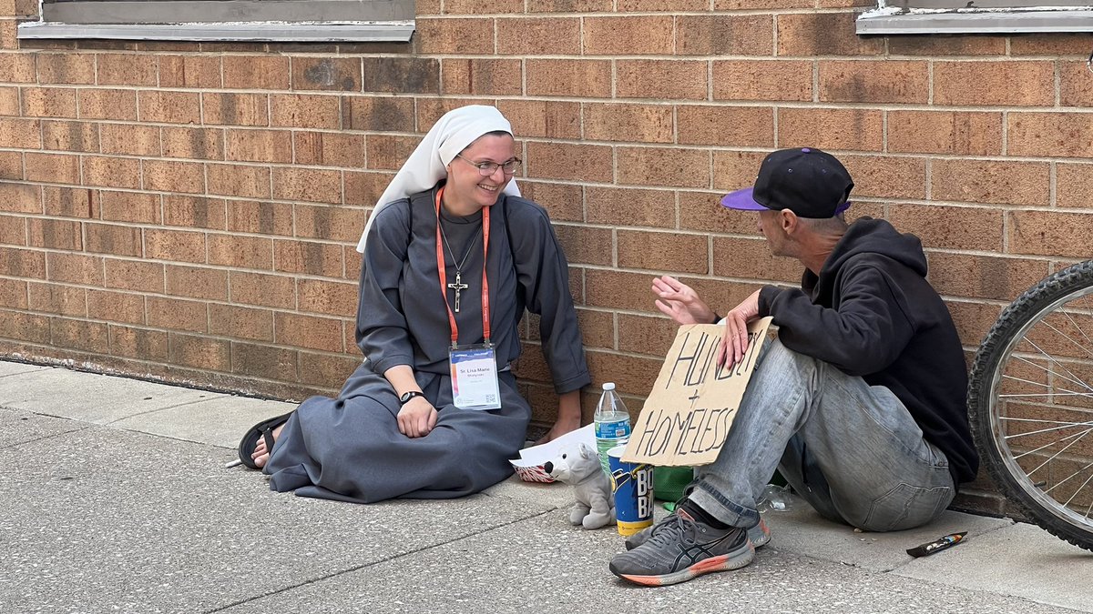 GreenBayDiocese's tweet photo. Throughout the City of Indianapolis today, there are many moments and  beautiful encounters happening at the National Eucharistic Congress. This is just one of them. #NationalEucharisticCongress #NEC2024 #EucharisticRevival https://t.co/HygZfnZtR3
