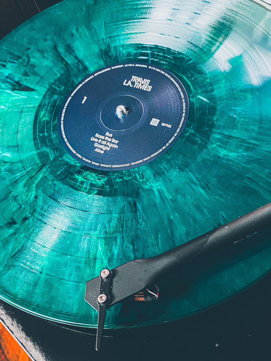 toria_keith's tweet photo. What a beautiful thing both visually and aurally @franhealy now please can you settle a dispute between my husband and I? Are you waiting on the bus (ie in Scots - waiting for it?) or actually waiting aboard it? 🤣 https://t.co/43UGp9VK20