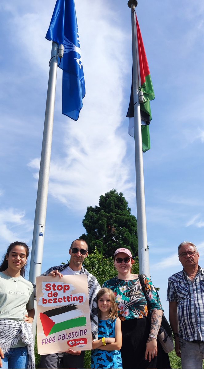 RobinTonniau's tweet photo. In stad #Ronse hangt nu officieel de 🇵🇸 uit. Naast de Vredesvlag. #FreePalestine https://t.co/rwUMT7xiu2