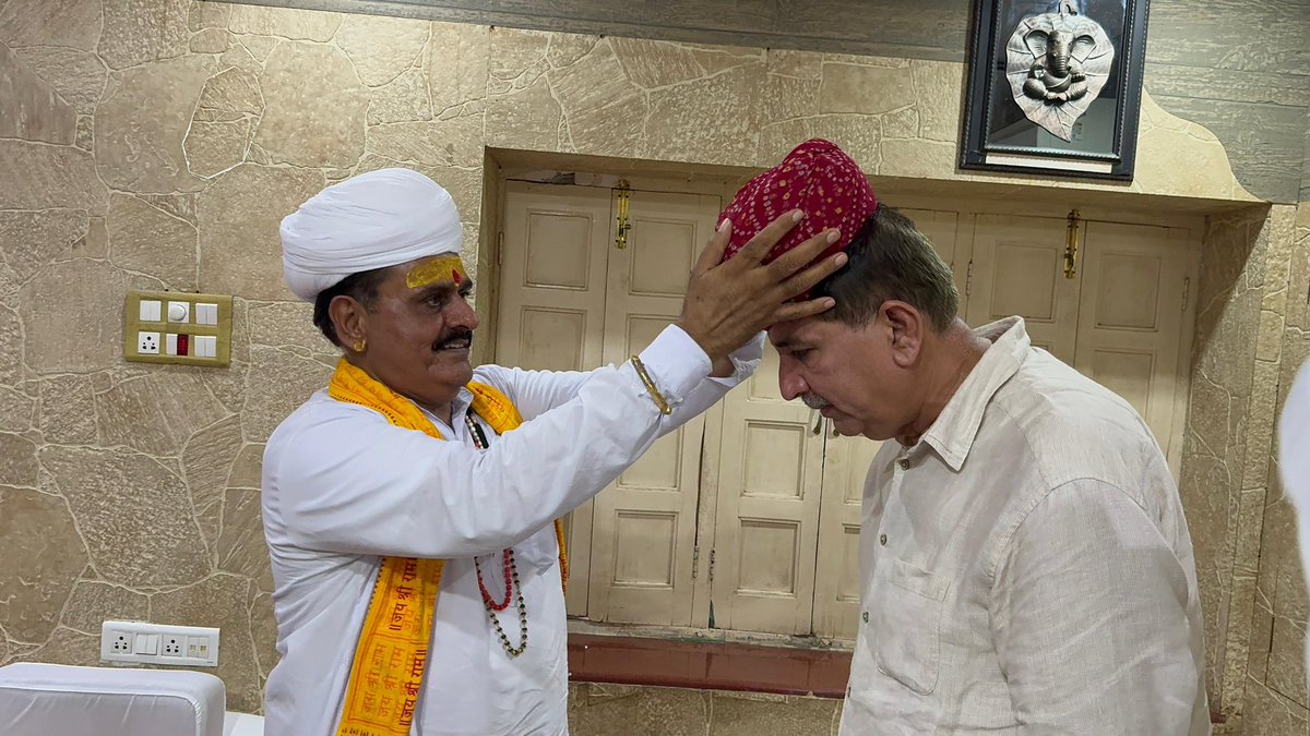 Barmer_Harish's tweet photo. आज जोधपुर जिले के लूणी विधानसभा क्षेत्र के शिकारपुरा में श्री श्री 1008 श्री राजारामजी महाराज के आश्रम पहुंचकर श्री श्री 1008 श्री दयाराम जी महाराज का आशीर्वाद लेकर क्षेत्र में अमन चैन एवं ख़ुशहाली की कामना की। https://t.co/iuv1QCpIRC