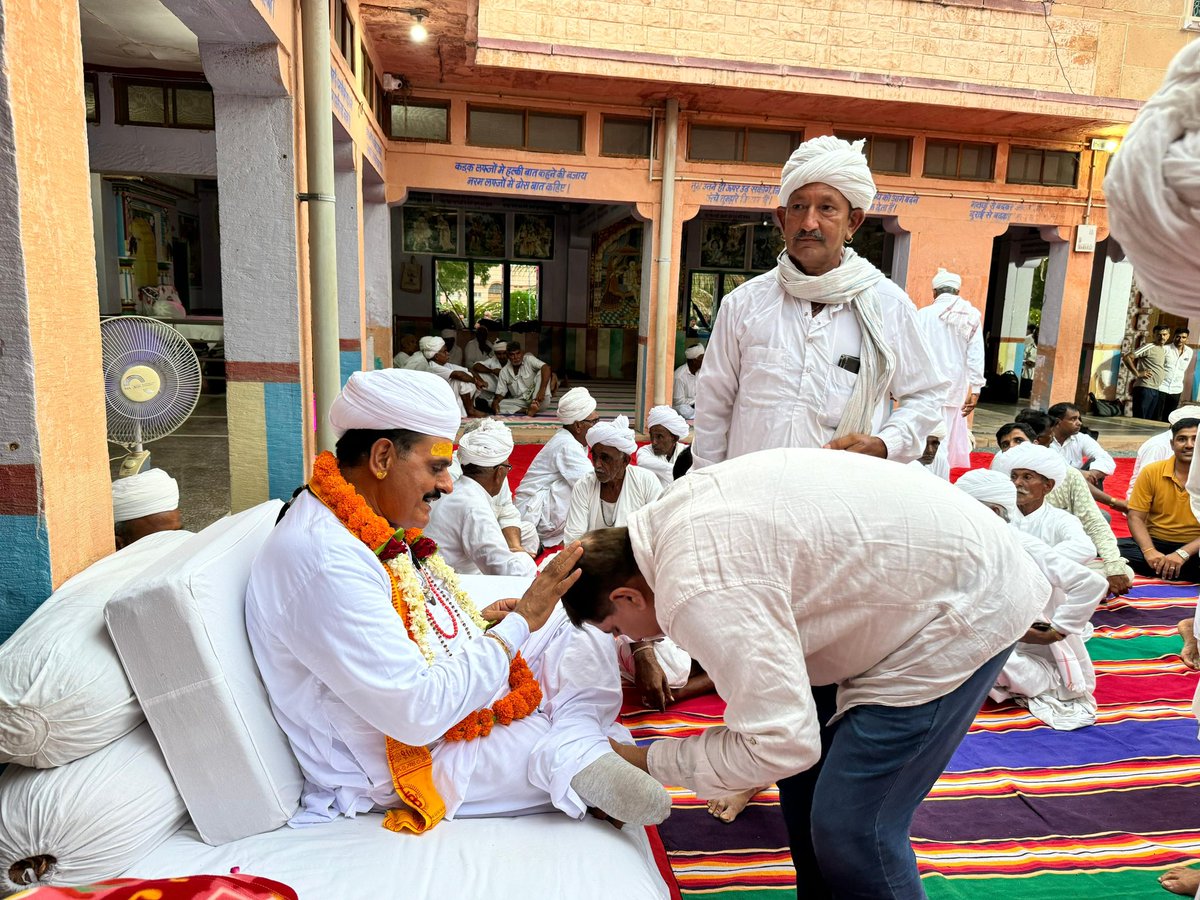 Barmer_Harish's tweet photo. आज जोधपुर जिले के लूणी विधानसभा क्षेत्र के शिकारपुरा में श्री श्री 1008 श्री राजारामजी महाराज के आश्रम पहुंचकर श्री श्री 1008 श्री दयाराम जी महाराज का आशीर्वाद लेकर क्षेत्र में अमन चैन एवं ख़ुशहाली की कामना की। https://t.co/iuv1QCpIRC