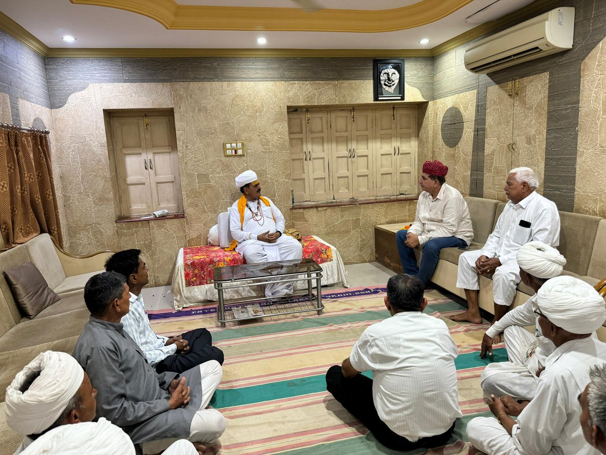 Barmer_Harish's tweet photo. आज जोधपुर जिले के लूणी विधानसभा क्षेत्र के शिकारपुरा में श्री श्री 1008 श्री राजारामजी महाराज के आश्रम पहुंचकर श्री श्री 1008 श्री दयाराम जी महाराज का आशीर्वाद लेकर क्षेत्र में अमन चैन एवं ख़ुशहाली की कामना की। https://t.co/iuv1QCpIRC
