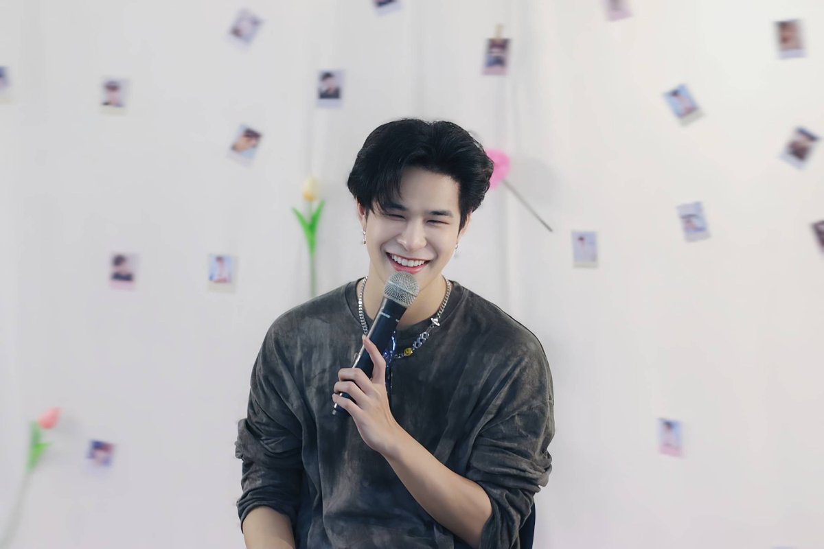 PakpoomOfficial's tweet photo. ขอให้ยิ้มเพราะมีความสุข
ขอให้ร้องไห้เพราะมีความสุข
ขอให้เป็นที่รักและมีแต่ความสุข

🎂 HAPPY BIRTHDAY ART 🎂

#FlowerDayBabyART2024 
#ArtPakpoom #เบบี้ฮาท https://t.co/7xPZkDgNfA