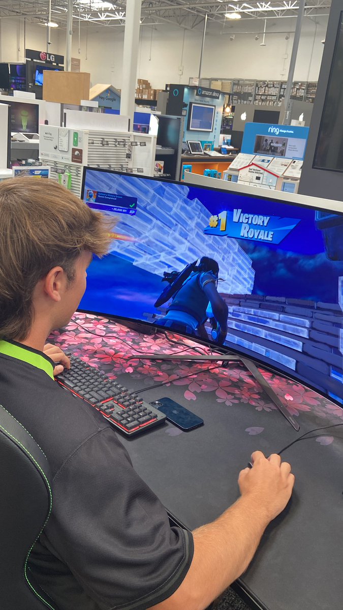 brookswhiteman's tweet photo. Update: he won w 17😭😭😭 https://t.co/FmnsnZyYDl