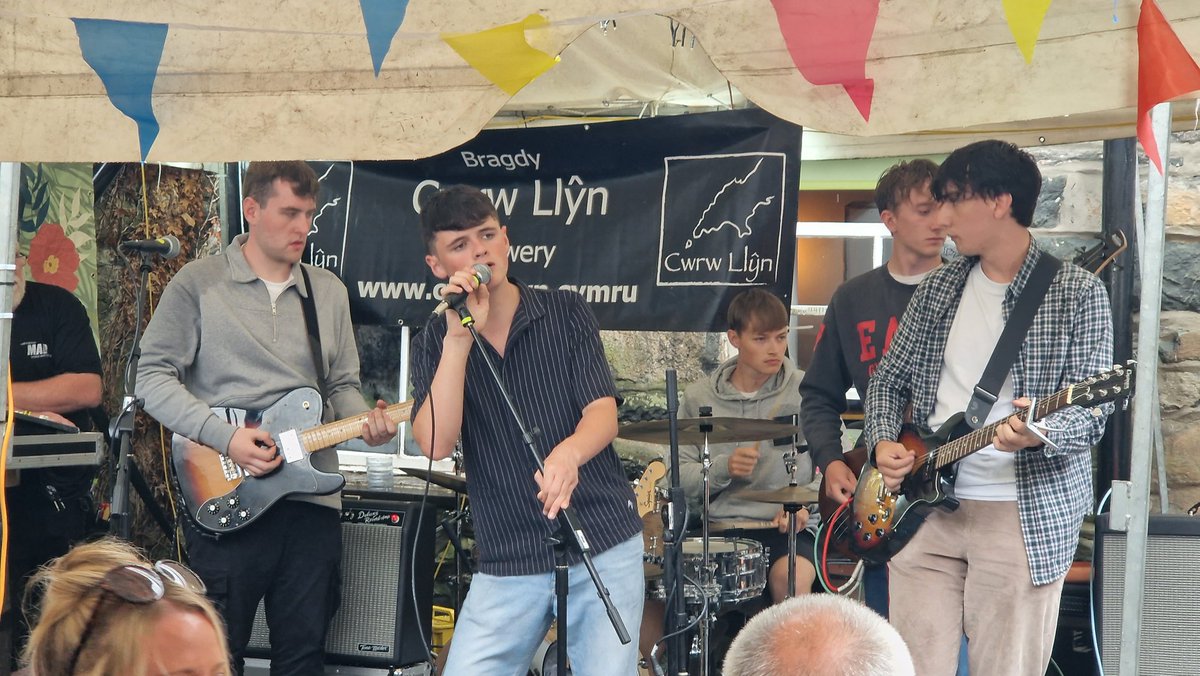 Mae'n wych i weld y band ifanc bywiog <a href="/dadleoli/">Dadleoli</a> o Gaerdydd yma yn #SesiwnFawr eleni er gwaethaf y glaw! <a href="/SesiwnFawr/">Sesiwn Fawr Dolgellau</a>
