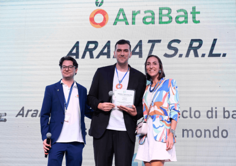 MakerFaireRome's tweet photo. 🍊Dalla Puglia la startup che ricicla le batterie con le bucce di arancia, tramite un innovativo processo idrometallurgico a basso impatto ambientale: scopri #AraBat, vincitrice della scorsa edizione del Premio #TopofthePID nella categoria #sostenibilità⤵️
https://t.co/95wODgwLiS https://t.co/hU2F2gsEzG