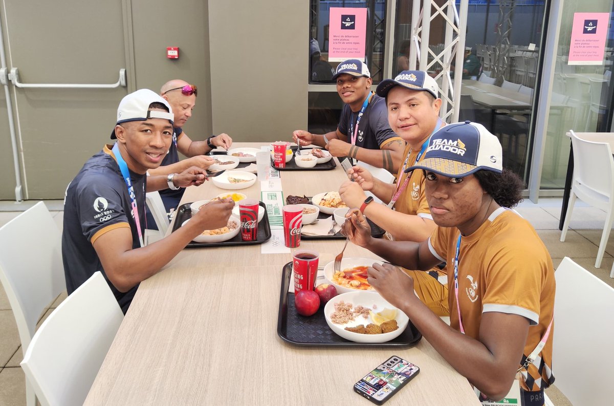 ECUADORolimpico's tweet photo. PARÍS 2024 |

El equipo de boxeo, integrado por María José Palacios (60 Kg.), José Rodríguez (71 Kg.) y Gerlon Congo (+92 Kg.), junto a los entrenadores Jefferson Moyano y Pedro Pablo Salgado, fueron los primeros deportistas del #TeamEcuador
en llegar la Villa Olímpica, recibiendo las respectivas recomendaciones y acomodados en sus habitaciones por personal técnico del #COE. 
El boxeo olímpico arrancará competencias, con peleas clasificatorias, a partir del 27 de julio y culminará el 10 de agosto.
¡Éxitos equipo!
@Paris2024