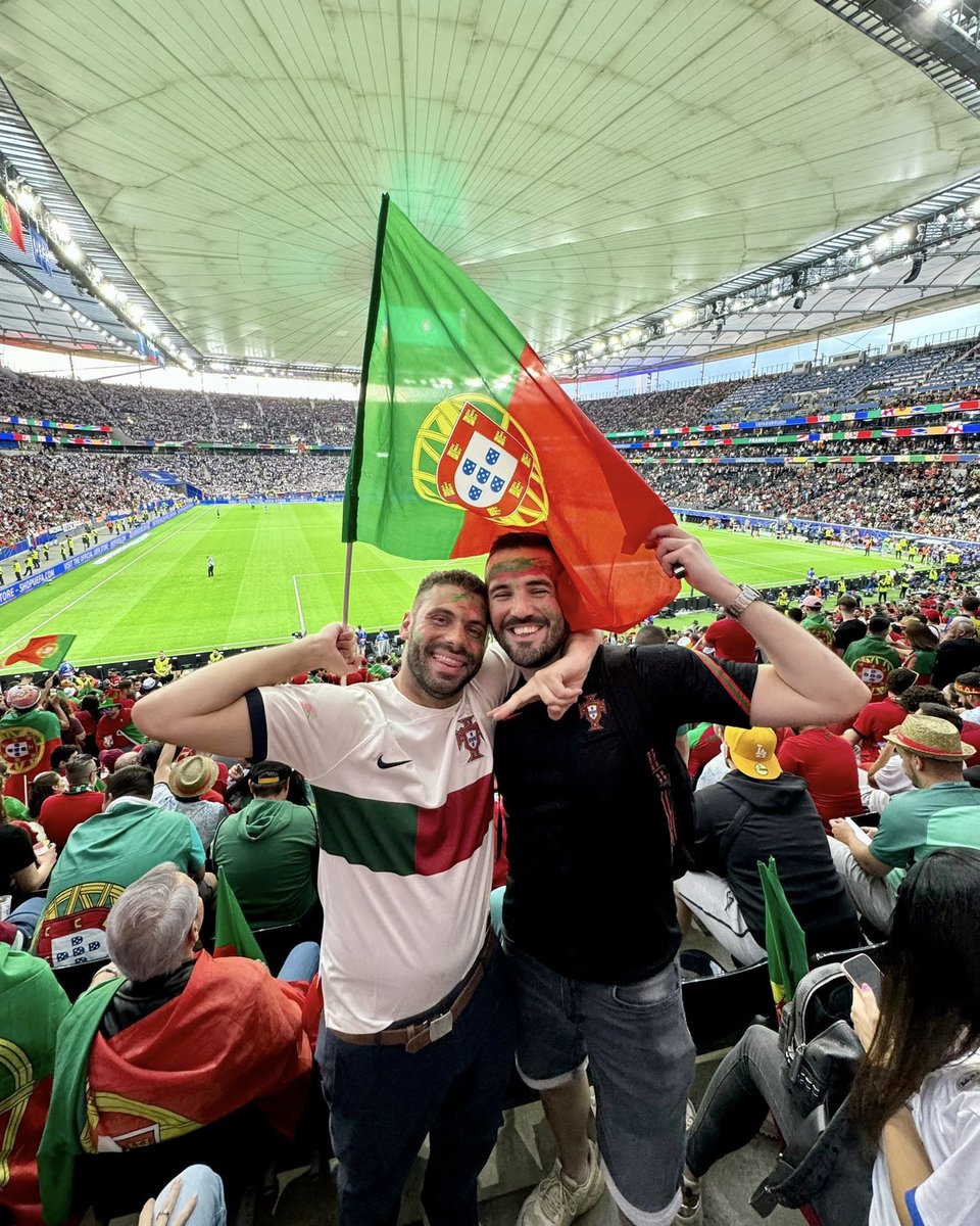 Onde quer que vás #PartilhaAPaixão por Portugal! 😍🌍

Tira uma fotografia equipado a rigor e envia para partilhapaixao@fpf.pt 📸👕 Vamos partilhar as melhores!