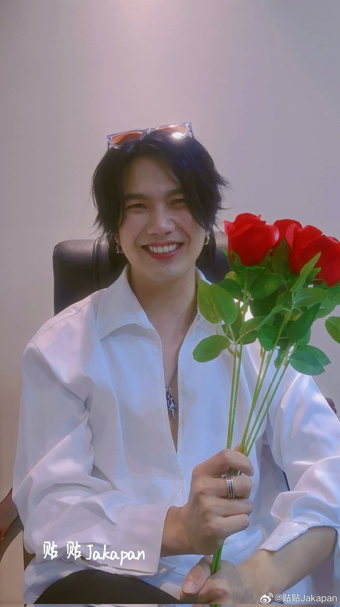 More beautiful than flowers 

© Weibo

BIU IS IN CITY OF LOVE
#PandaTaifuxBuild
<a href="/JakeB4rever/">BIU.</a>