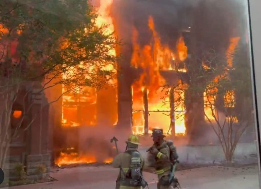 TrueTXProject's tweet photo. #FBCD First Baptist Dallas had a protester who regularly stood out by the church with the same type of yellow signs that the protesters carried at our conference. Not saying it was arson, just interesting. 🤷♂️ https://t.co/7V1J3p0Nid