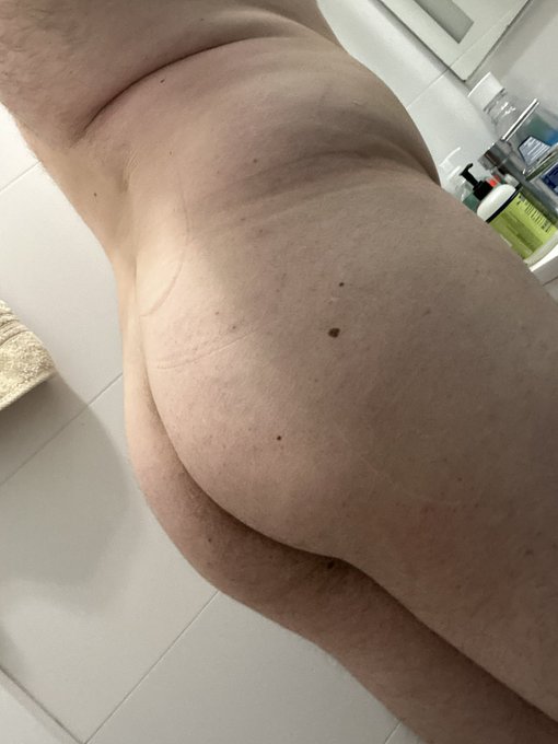 Butt naked in the bathroom right now horny as hell thinking about an old man absolutely dominating my