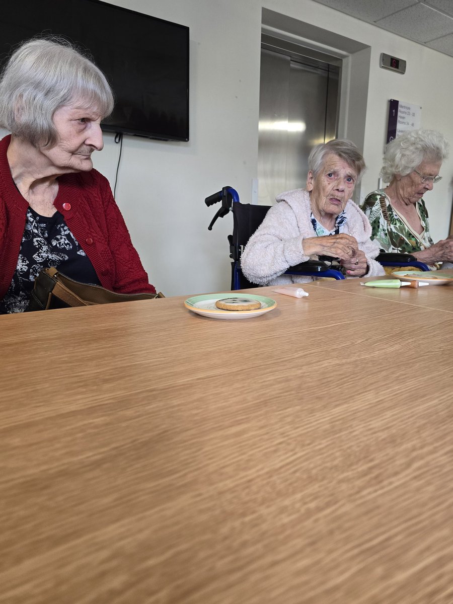 Some of the residents wanted to do biscuit icing this afternoon #biltoncourt #biscuiticing