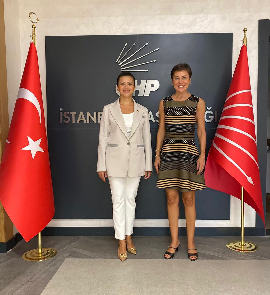 haticeselli's tweet photo. Medya AŞ Genel Müdürü Pınar Türker’in tebrik ziyaretinden büyük bir memnuniyet duydum. Kadınların dayanışma ve iş birliği içinde daha eşit ve aydınlık bir geleceği inşa edebileceğine yürekten inanıyorum. Bu bilinçle yola çıkan güçlü kadınlarla, yarınlar çok daha güzel olacak! https://t.co/DiUQ5SKHkZ