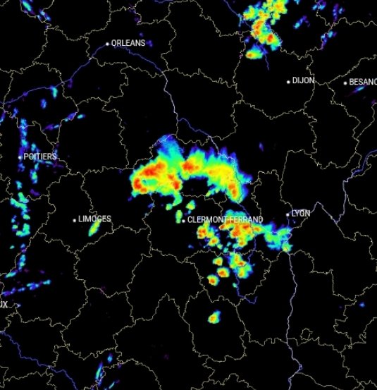meteovillages's tweet photo. 🔸1️⃣9️⃣H
Les #supercellules actuellement positionnées sur le Bourbonnais évoluent vers la Bourgogne & le Berry sous forme de système progressivement linéaire (possiblement arqué) venteux (loc. >100 km/h).
Une intensification est observée à l'arrière, à caractère supercellulaire. https://t.co/DC2VxQCwHT