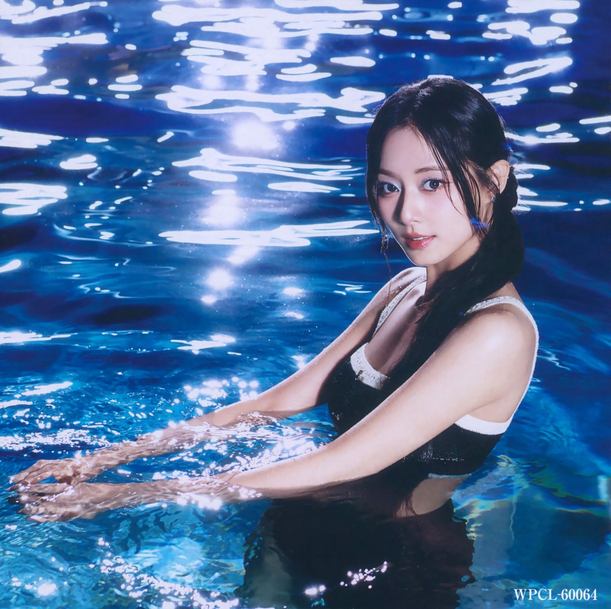 SCAN] TWICE JAPAN 5th ALBUM DIVE ver.TZUYU picture booklet Tzuyu