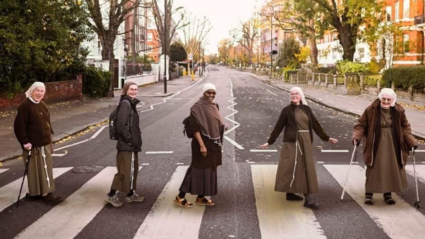 Punkdimmitis's tweet photo. Our Parish held a short retreat morning where I was introduced to the music of The Poor Clares of Arundel, beautiful sacred music.

With a clear sence of fun, the Sisters 2024 album was recorded at Abbey Road Stidios, so, of course, this is the inside cover ❤️🤣🙏

#curatelife https://t.co/MluAvRHmHe
