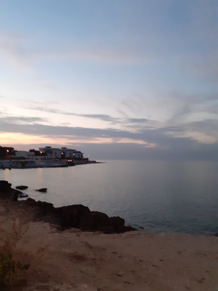 AlmiraUva's tweet image. Il mare
non ha paese nemmeno lui,
ed è di tutti quelli
che lo stanno ad ascoltare,
di qua e di là
dove nasce e muore il sole.

Giovanni Verga
&quot;I Malavoglia&quot;
#prosa
#buonaserata 

Calma piatta🌊