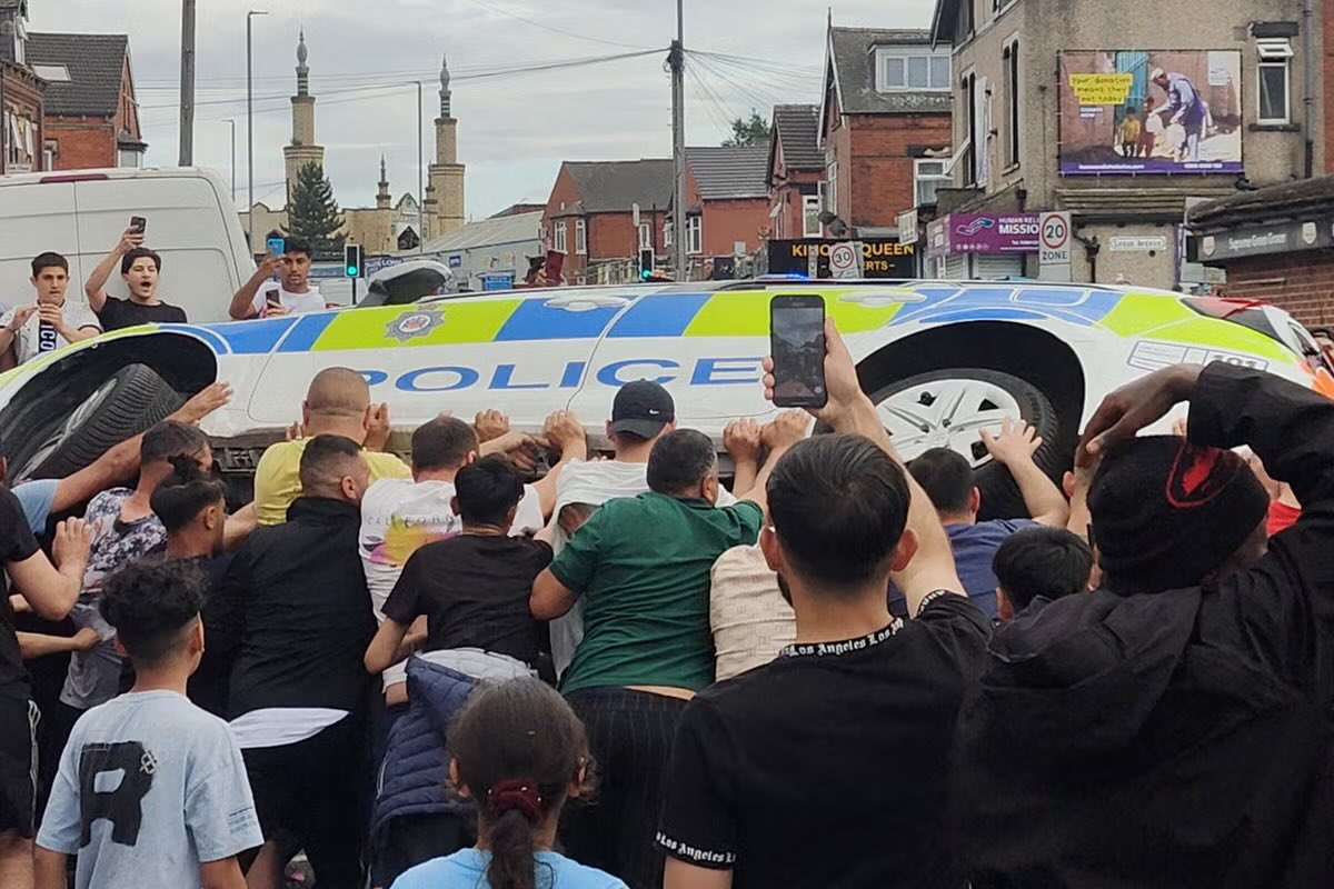 ZiaYusufUK's tweet photo. 2 weeks into a Labour government and:

1) they announced they will release prisoners early

2) the Police run away from violent criminals leaving law abiding British people to fend for themselves.

Welcome to the UK under @Keir_Starmer 

Britain needs Reform https://t.co/zYozoil310
