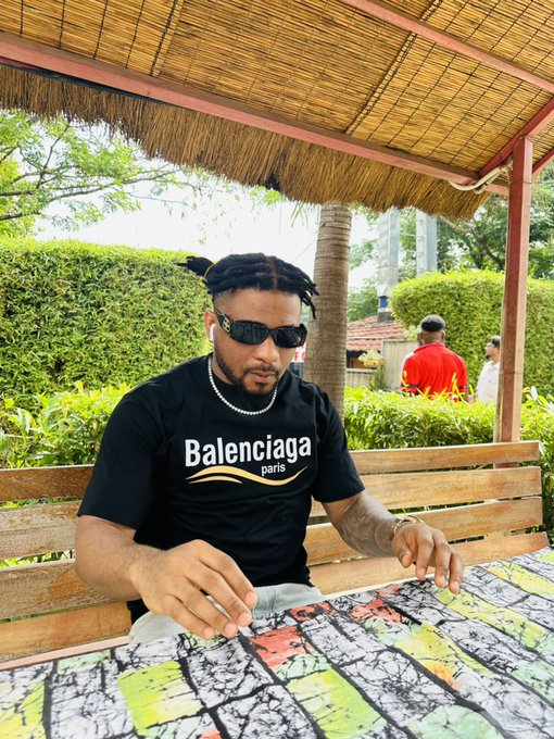 bridgeradio987's tweet image. Now Playing-"My business" by @charger2dworld  on #SaturdayParol w/ @ObrikeUfuoma

12pm-5pm

ListenLive on;radio.garden/listen/bridge-…………………………………………………

#SaturdayExpress #ConnectingManyVoices Zombie Zombie Dangote