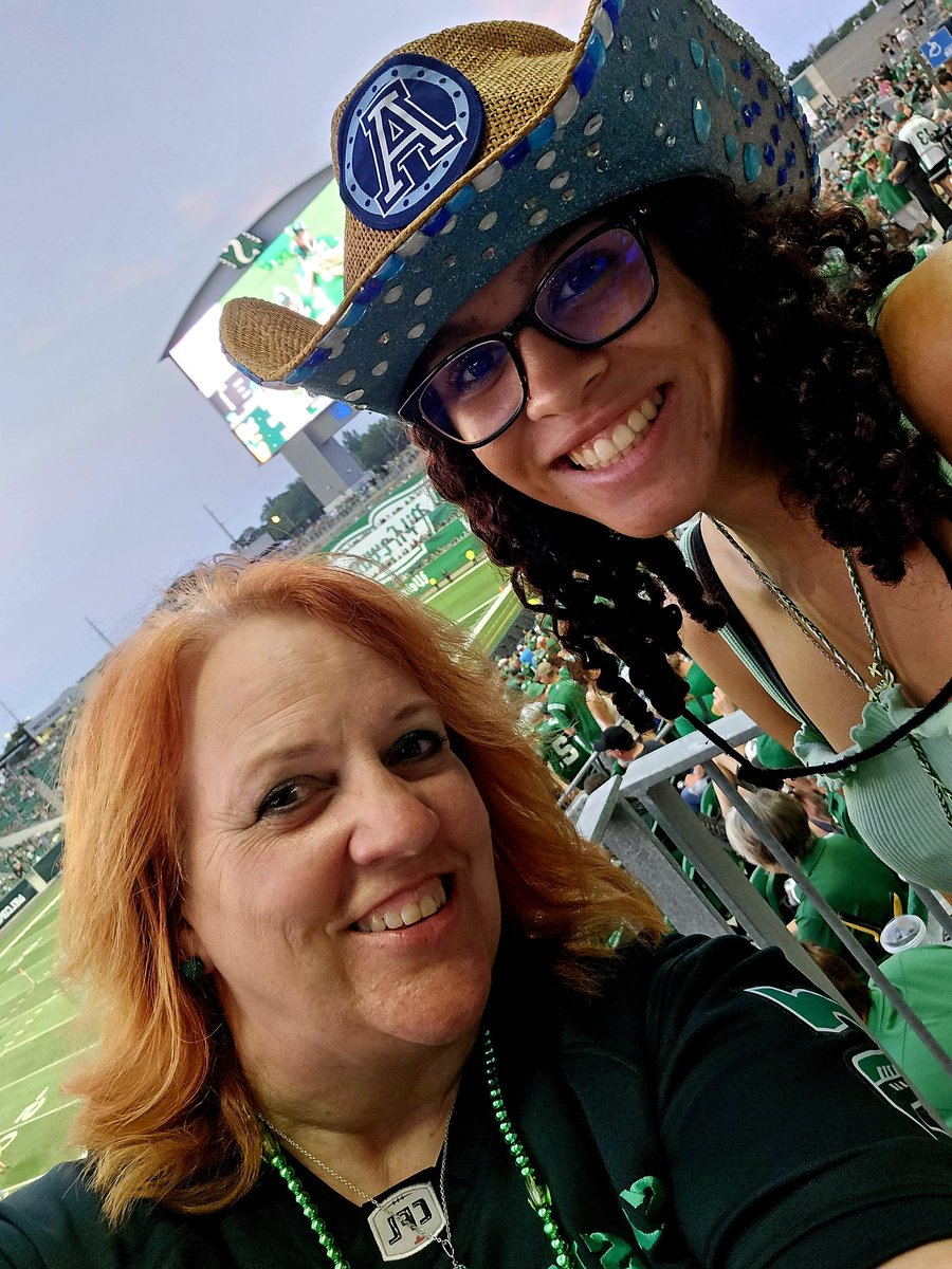 JaniceOwen's tweet photo. Got to see THE cutest @TorontoArgos fan!! (Sorry @Stevecoady416 lol)
Keep smiling @SemandaGough !!
(Kudos to @MoBay_LA for raising those kids right!!)
#CFL
#CFLGameday
#NextGenerationOfFans https://t.co/xJmXj1fLLz
