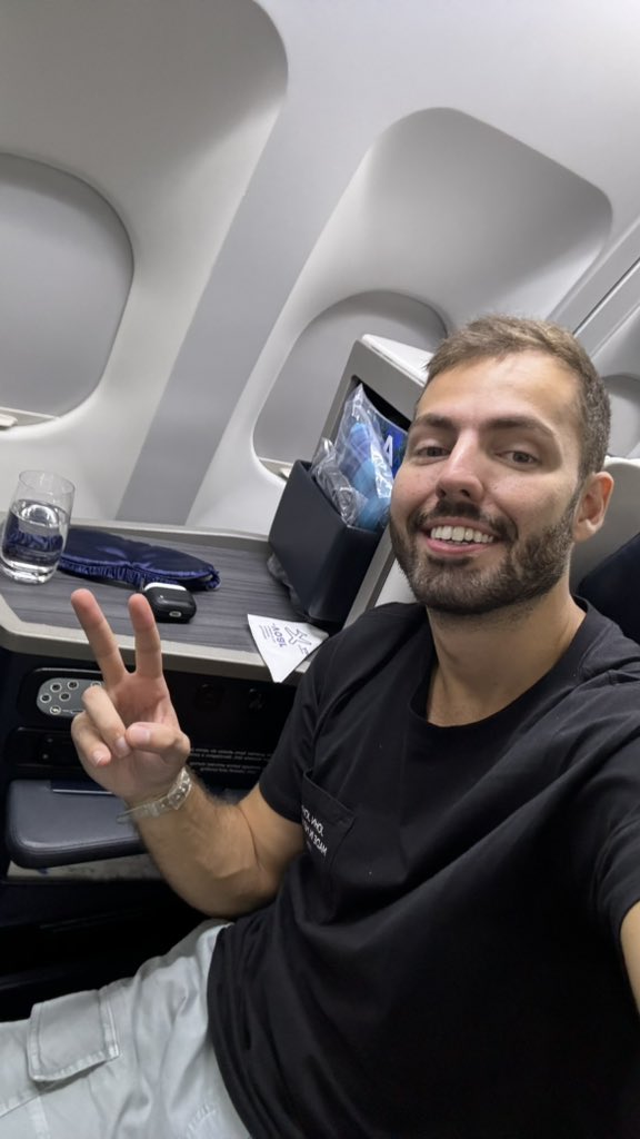 imatheuscosta's tweet photo. A @azulinhasaereas me deixou fortão 🥹! To indo pros Jogos Olímpicos de Paris de classe executiva! Tô chegando pra realizar um sonho e ver o Brasil no topo do pódio! 💙✈️

@azulinhasaereas #TimeQueVOA #VoaTime #VoaTimeBR #parisébrasa #publi https://t.co/t88nAUMZlf