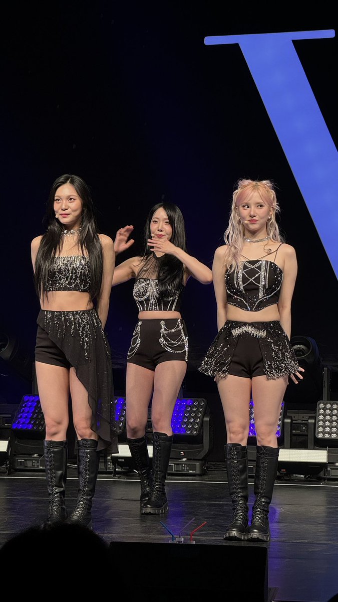 toadcola's tweet photo. Great night in Boston, thanks VIVIZ!
#VIVIZ #Vhind_LoveandTears #Boslay
#EUNHA #은하 #SINB #신비 #UMJI #엄지 #비비지 https://t.co/t2YwbfSp1k