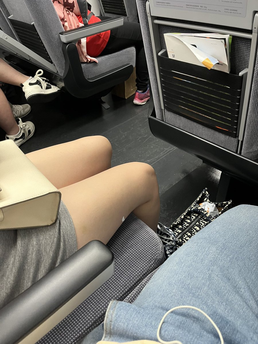 lrnc96's tweet photo. 在火車上偷瞄看到硬很過分嗎 https://t.co/6xSqoSzlp2