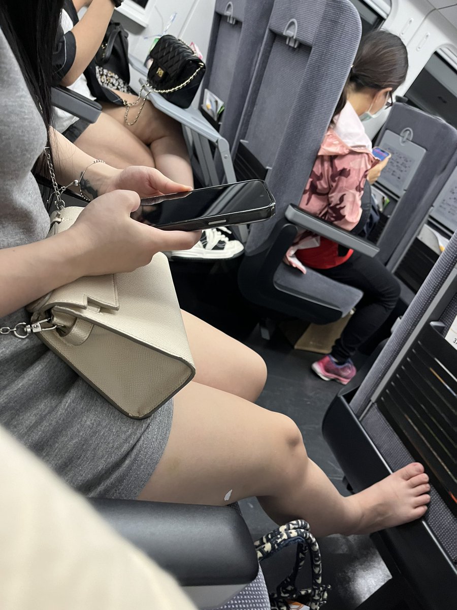 lrnc96's tweet photo. 在火車上偷瞄看到硬很過分嗎 https://t.co/6xSqoSzlp2
