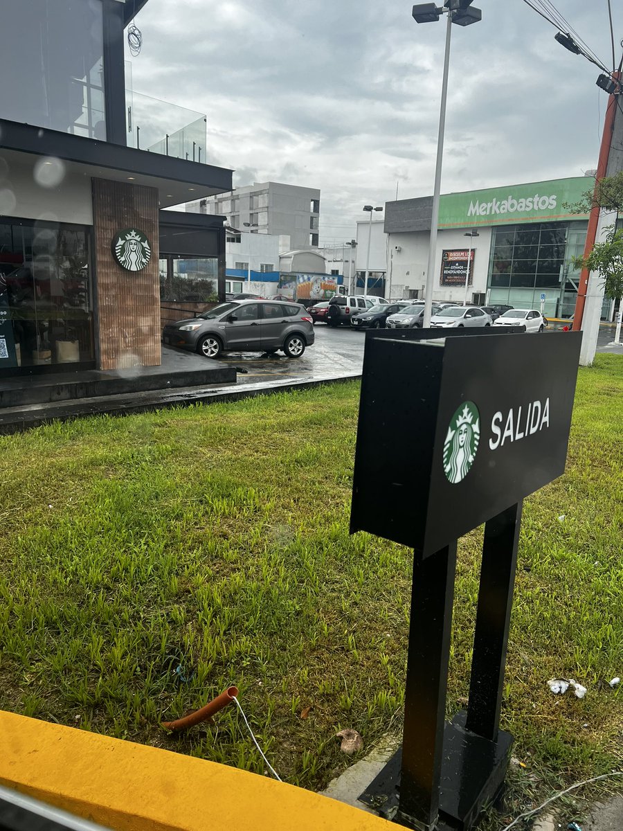 napoleonmedrano's tweet photo. Día lluvioso… pero si van al @StarbucksMex de Merkabastos no hay bebidas a base de café 🤣🤣🤣 https://t.co/sP2O8WFtKj