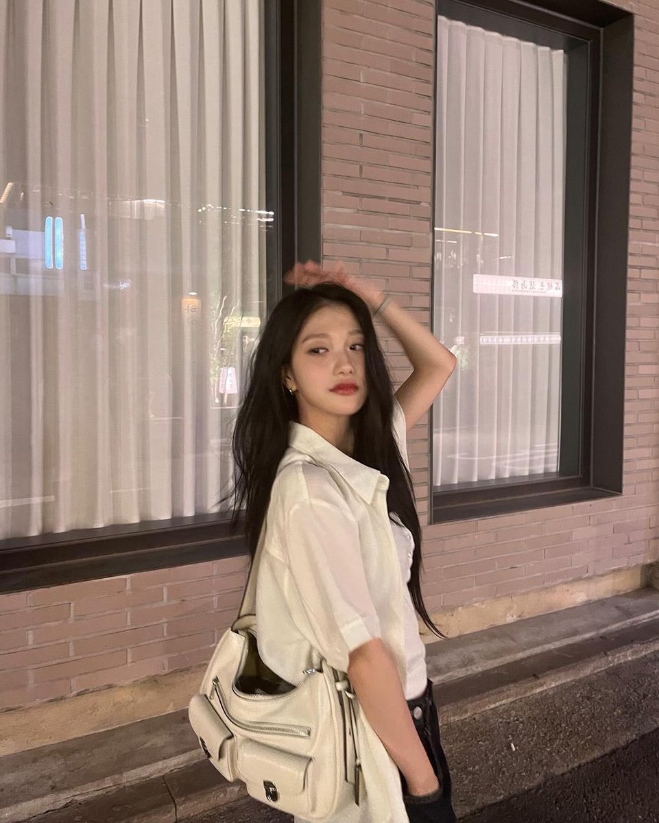 leesseoyeon's tweet photo. The moon is shining so beautifully, isn’t it? https://t.co/o56Fe0a0EW