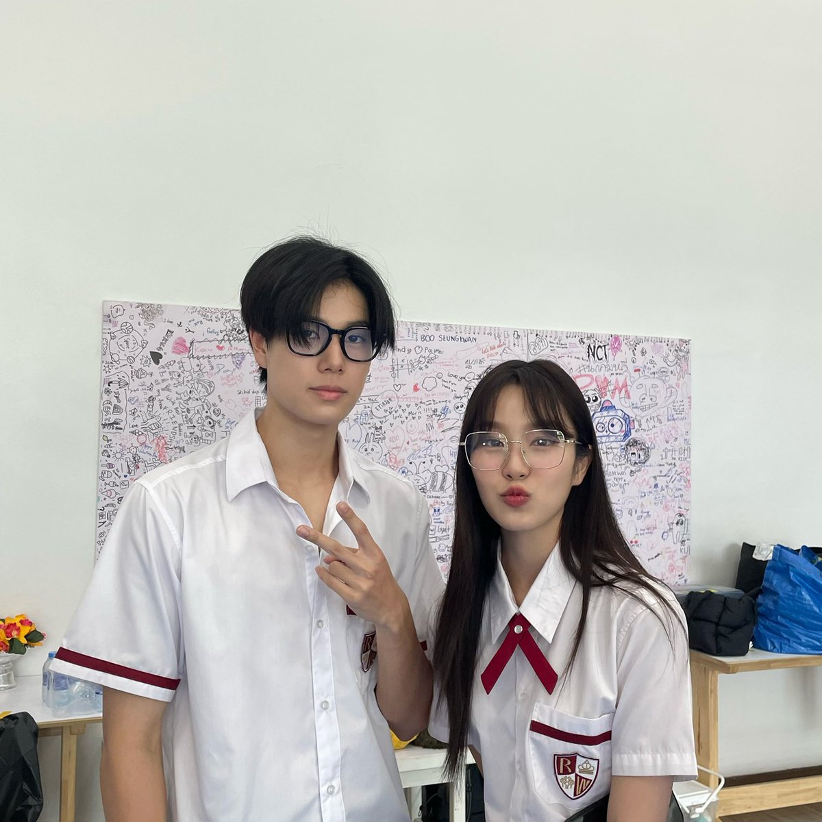 phuwintangx's tweet photo. #PondPhuwin AU
— Secret Between Us

Phuwin dan Parn merupakan sepasang kekasih. Namun, siapa sangka Phuwin memiliki sosok lain yang dapat memberi afeksi dan kasih sayang yang belum pernah dia dapatkan. Disayang sebegitu hebatnya dengan Pond, bagaimana Phuwin tidak luluh? https://t.co/mKWqu4KTtO