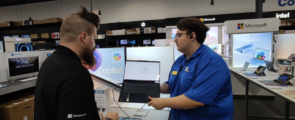 LenovoYogi7's tweet photo. Training Devin on the Yoga Slim 7X 14 Co-Pilot+ PC at Best Buy 358 with a Snapdragon Elite X processor, 16GB RAM and 512GB SSD, boasting a 3K OLED touch screen with 90Hz refresh rate!
#Wearelenovo #Iamlenovo #Premiumstars
#microsoftcopilotplus
#qualcommsnapdragon https://t.co/Mq7cILweeE