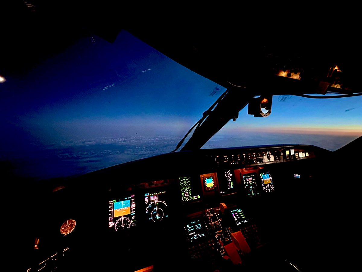 Beautiful night last night. On my way to the overnight and took this awesome pic. #aviation #airlinepilot