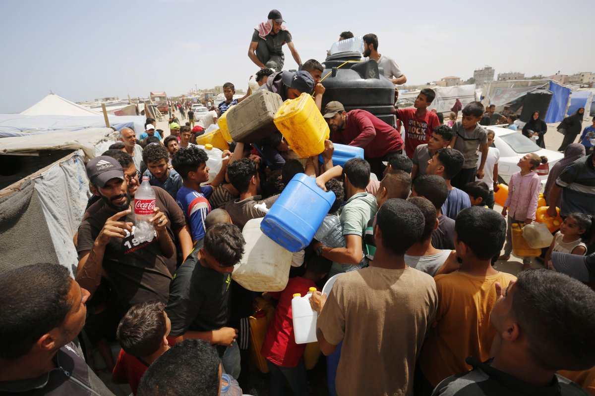 UNRWAes's tweet photo. EL AGUA SE ESTÁ USANDO COMO ARMA DE GUERRA EN GAZA. 

La población tiene que hacer largas colas bajo el sol y temperaturas abrasadoras para conseguir cantidades mínimas de agua. 
Es inhumano. Basta ya. https://t.co/dkPXb1Q9Dg