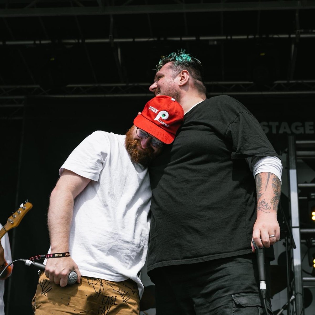 SlamDunkMusic's tweet photo. Slam Dunk Festival 🤝 on stage collabs
@headabovewater with @btyschl and @joshmeatsix with @TheBlackout at #SDF24
📸 samstruttphoto / @Samcorphotos https://t.co/IrNK7KIJji