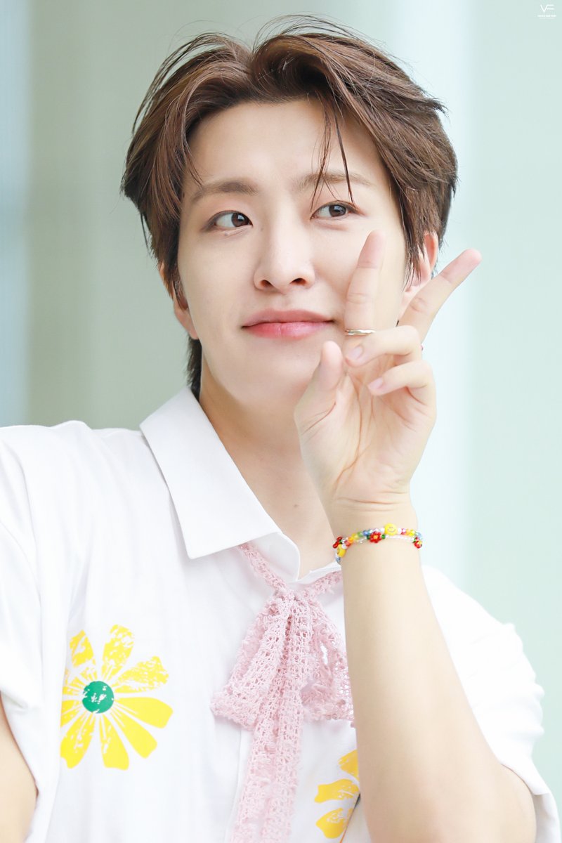 VOICE__FACTORY's tweet photo. 240717
누가 우리 영재가 데뷔 11년차로 보겠어요.. 그냥 파우더 향 폴폴 날 것 같은 아가아가인데에요🩷
#GOT7 #갓세븐 #영재 #최영재 #YOUNGJAE #Ars 
#TPO #YOUNGJAE_TPO
@ChoiArs_YJ https://t.co/2D1kdLv4X1