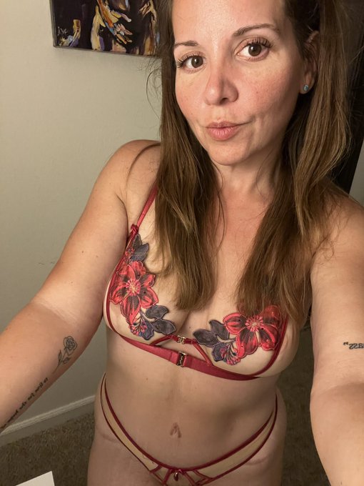 In search of a content boyfriend:   Job requirements -   fuck me all the time  film it occasionally https://t