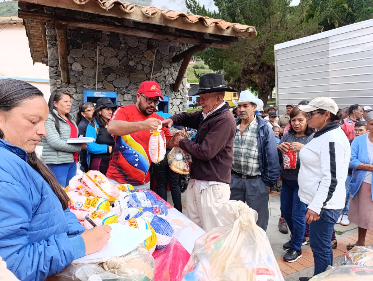 MercalOficial's tweet image. #Mérida |La Misión Alimentación a través de @MercalOficial llevó a cabo atención a través del CLAP Especial a los círculos de Abuelos de la parroquia Andrés Eloy Blanco, Chachopo municipio Miranda.
#VenezuelaPintaBonito