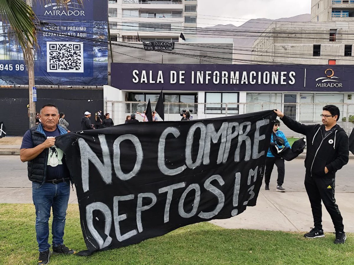HombredeRadio's tweet photo. #IQUIQUE HOY 
Residentes de departamentos de “El Mirador” en Playa Brava, se manifiestan por fallas en ductos de agua, filtraciones y una serie de problemas que presentan los edificios desde hace años, sin respuesta ni soluciones de la inmobiliaria. Llaman a no comprar más departamentos en nueva torre en construcción… @biobio