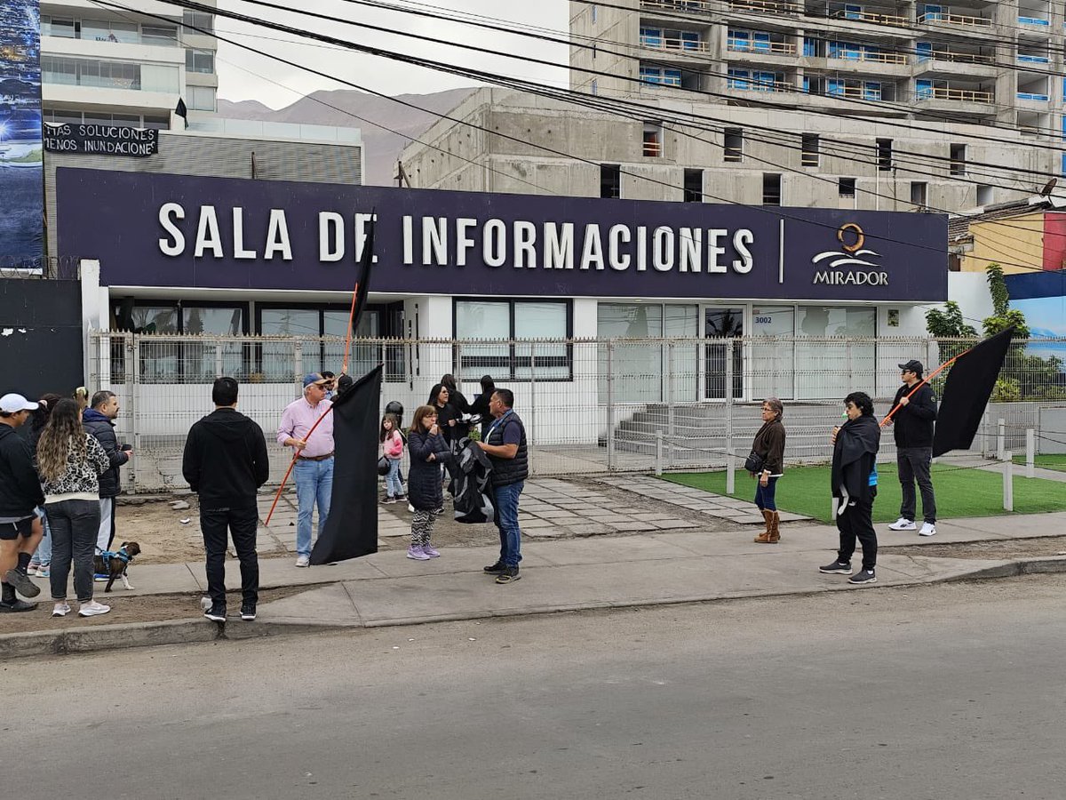 HombredeRadio's tweet photo. #IQUIQUE HOY 
Residentes de departamentos de “El Mirador” en Playa Brava, se manifiestan por fallas en ductos de agua, filtraciones y una serie de problemas que presentan los edificios desde hace años, sin respuesta ni soluciones de la inmobiliaria. Llaman a no comprar más departamentos en nueva torre en construcción… @biobio