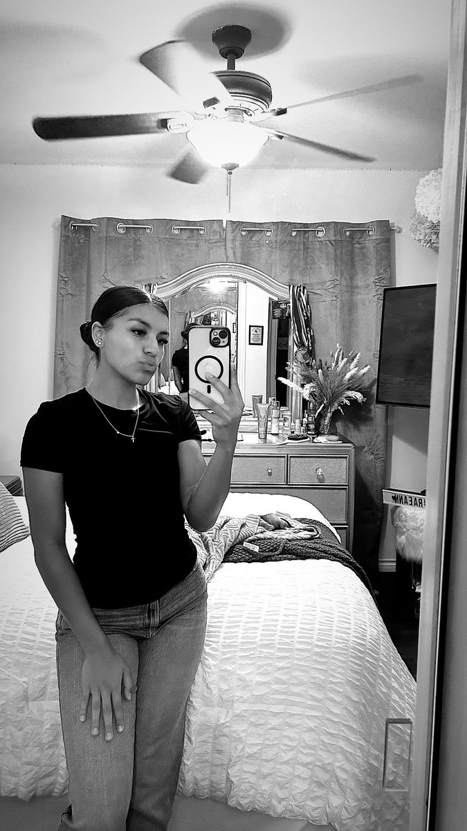 raeann_charo's tweet photo. b&amp;w 🤍 https://t.co/6bH22lavO7