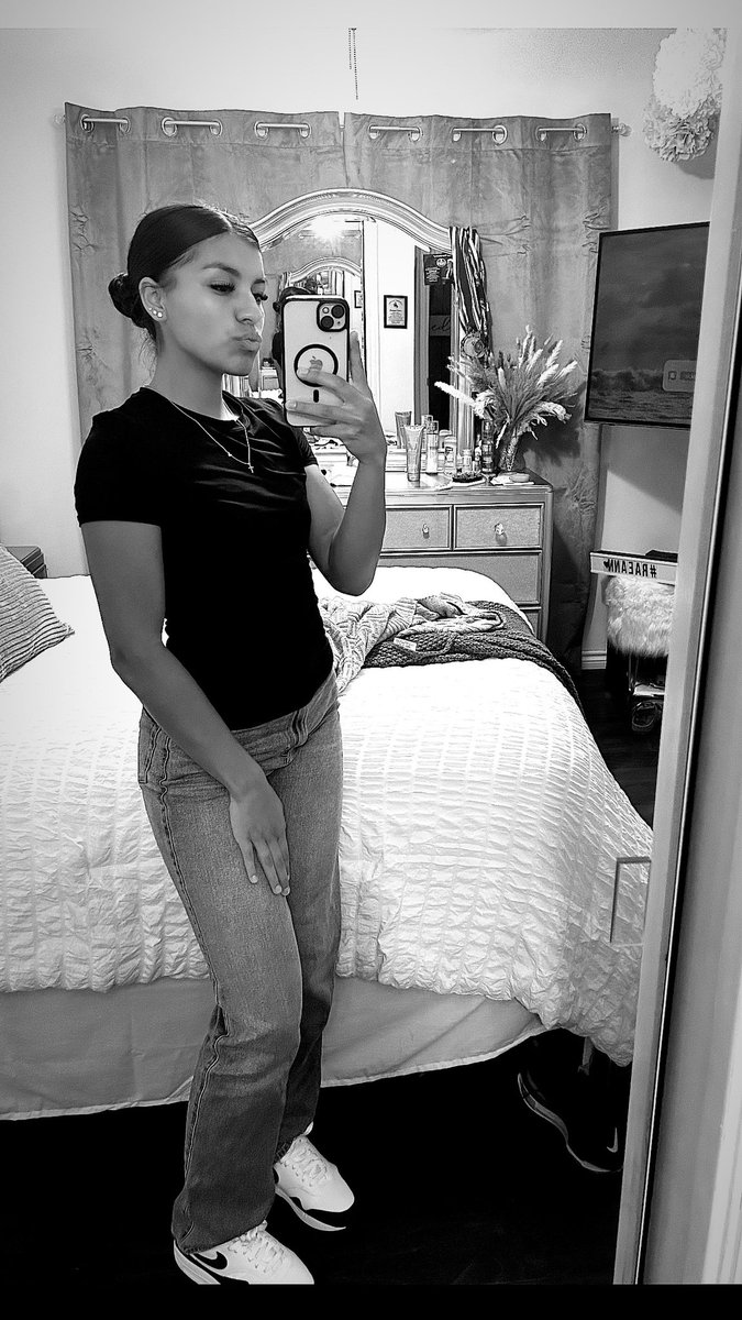 raeann_charo's tweet photo. b&amp;w 🤍 https://t.co/6bH22lavO7